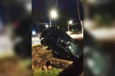  Carro despenca em valeta e é abandonado durante a madrugada em Dourados 