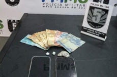  Motocicleta sem placa leva polícia a prender dupla suspeita de tráfico 