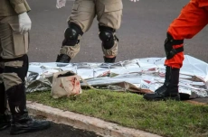 Garçonete morre ao bater moto em poste de iluminação de ciclovia 