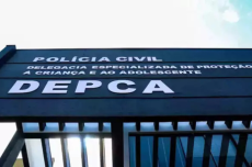  Denúncia leva ao resgate de irmãos deixados sozinhos em casa trancada 