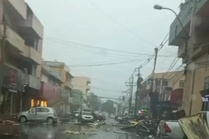 Temporal causa destruição na fronteira e derruba estruturas em Pedro Juan