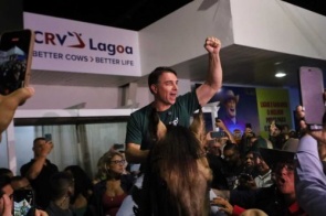 Flávio monta cavalo na Expogrande e percorre feira cercado