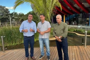 Flávio Bolsonaro chega a Campo Grande e visita Bioparque com Riedel e Reinaldo