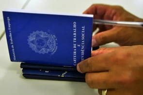 Pesquisa revela que brasileiro prefere emprego com carteira assinada