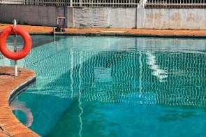 Bebê que se afogou em piscina morre após dias internado em estado grave