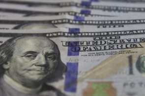 Dólar fecha abaixo de R$ 5 e mercado aguarda fim da guerra