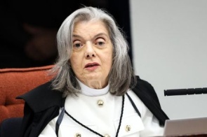 Carmen Lúcia vota para condenar Eduardo Bolsonaro por difamação