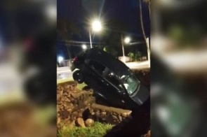 Carro despenca em valeta e é abandonado durante a madrugada em Dourados