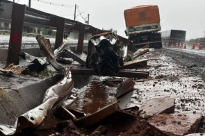 Motorista bate em guard-rail e abandona carreta na rodovia BR-163