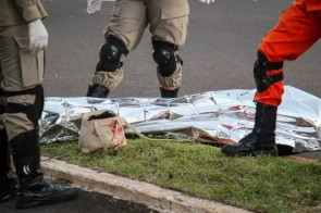Garçonete morre ao bater moto em poste de iluminação de ciclovia