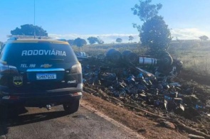 Motorista morre e três ficam feridos após carreta de bebidas capotar na MS-377