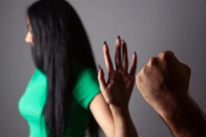 Violência contra mulheres vai além dos parceiros e cresce dentro das famílias em MS