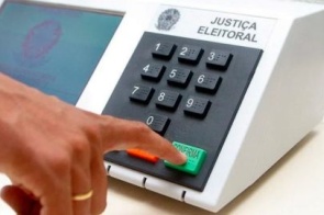 Justiça Eleitoral orienta eleitores sobre prazo para solicitar voto em trânsito nas Eleições 2026