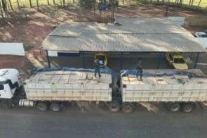 Carreta com 40 mil pacotes de cigarros contrabandeados é apreendida em Ponta Porã