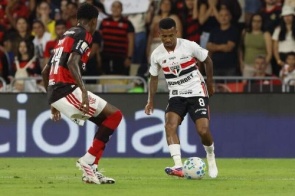 Flamengo empata com São Paulo e desperdiça chance de encostar no líder