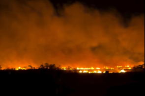 Incêndio de grandes proporções atinge área rural na entrada de Bela Vista