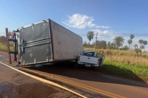 Colisão entre caminhão e caminhonete deixa três feridos na MS-162