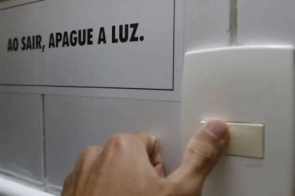 Conta de luz seguirá mais cara em agosto com manutenção da bandeira amarela