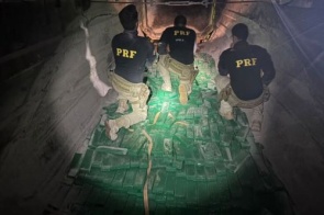 Motoristas levantam suspeita e polícia encontra mais de 3,5t de drogas em caminhões