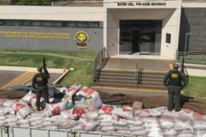 Enquanto o crime cruza a fronteira, o Exército permanece nos quartéis