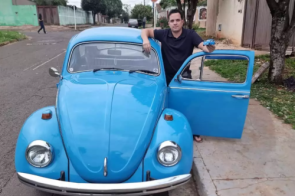 Fusca azul de 1973 vira “terror” da criançada ao passar perto de escola