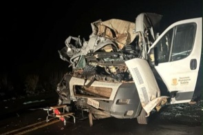 Grave acidente entre ambulância, carreta e caminhonete mata dois