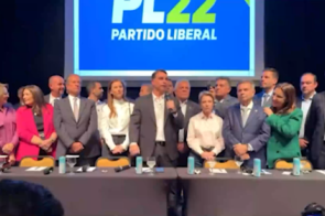 Flávio Bolsonaro anuncia Alfredo Gaspar do PL como vice