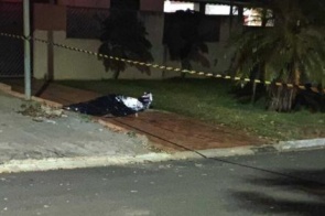 Jovem é assassinada a facadas e suspeito foge; MS registra segundo feminicídio em 24 horas