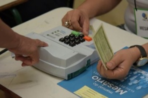 Mesário que faltar às Eleições sem justificar pode receber multa e outras punições