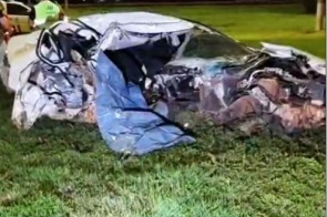 Caminhoneiro morre após carro bater em árvore e capotar na saída de Dourados