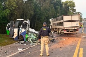 Acidente entre ônibus e carreta deixa 22 mortos no Paraná