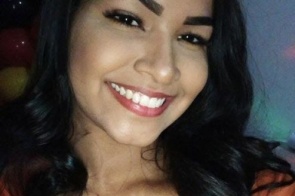 Jovem de 22 anos morre em acidente com carreta durante viagem com marido e filhos em MS