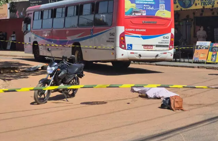 Corpo de motociclista envolvida em acidente com ônibus (Foto: Marcos Maluf)... veja mais em https://www.campograndenews.com.br/cidades/capital/moto-escorrega-em-areia-jovem-cai-e-morre-atropelada-por-onibus