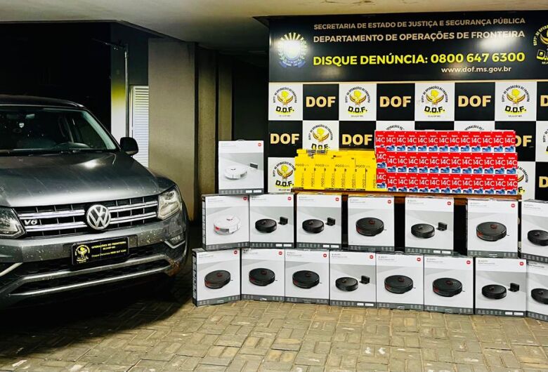 No interior do automóvel foram encontrados 558 aparelhos de telefone celular e 25 aspiradores de pó robô - Crédito: Divulgação/DOF