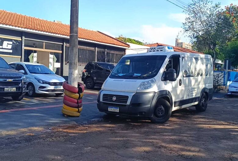 Os policiais flagraram um veículo de carga fria descarregando caixas, levantando suspeitas - Crédito: Osvaldo Duarte/Dourados News