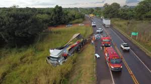 Caminhão foi parar em área verde da BR-267 com o impacto da colisão. (Foto: Tiago Apolinário/Da Hora Bataguassu)... veja mais em https://www.campograndenews.com.br/cidades/interior/carreta-com-couro-bate-em-caminhao-e-deixa-motorista-preso-as-ferrage