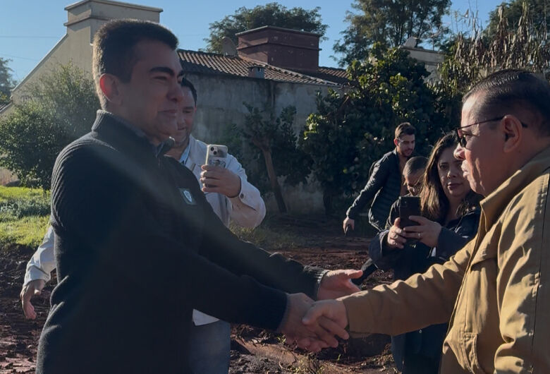 Pedro Pepa e o prefeito Marçal Filho durante vistoria na obra do Jardim das Primaveras - Crédito: Divulgação