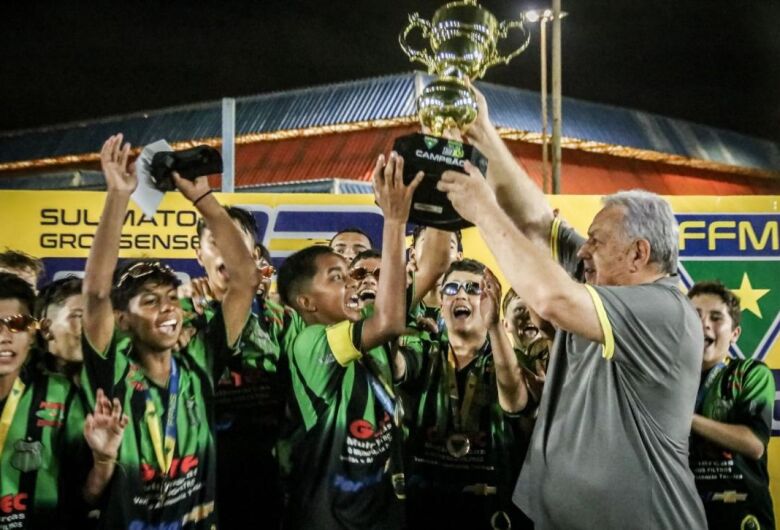 Jogadores do Náutico recebem a taça das mãos do presidente da FFMS, Estevão Petrallás - Crédito: (Rodrigo Moreira/FFMS)