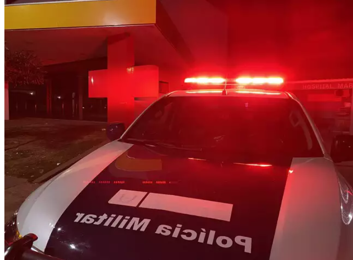 Viatura da Políciai Militar em frente ao Hospital Marechal Rondon (Foto: Jardim MS News)... veja mais em https://www.campograndenews.com.br/cidades/interior/filho-mata-pai-e-fere-irmao-com-facadas-durante-briga-em-casa
