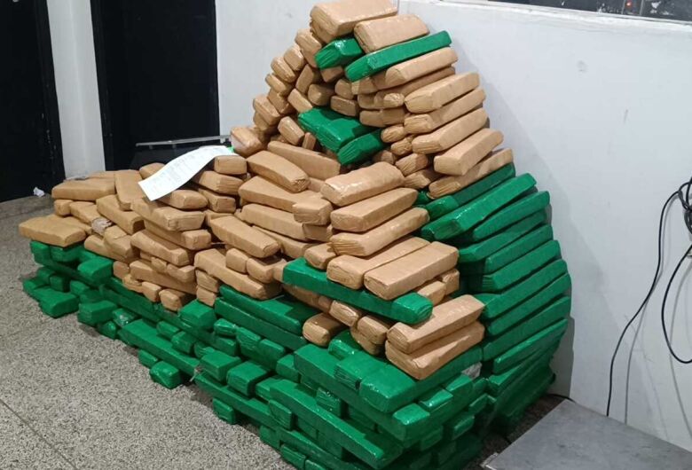 Idosa é autuada em flagrante após PM encontrar mais de 400 kg de maconha em carro guardado no quintal da casa dela, em Dourados. - Crédito: Dourados News