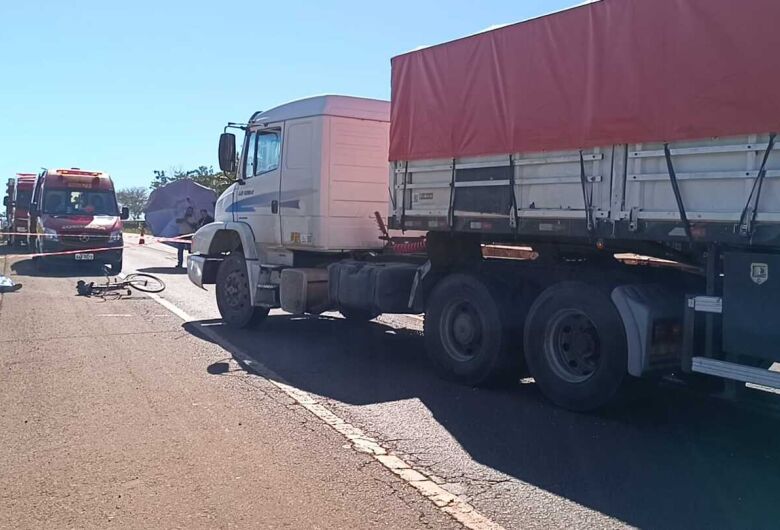 Acidente aconteceu nesta manhã em Dourados e deixou uma pessoa morta - Crédito: Osvaldo Duarte/Dourados News