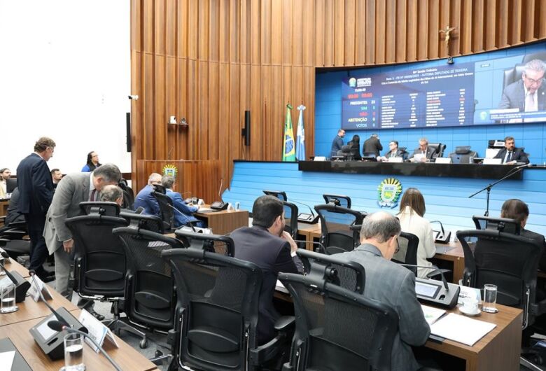 Deputados estaduais analisam e votam os projetos durante a sessão plenária da Assembleia Legislativa - Crédito: Wagner Guimarães/ALEMS