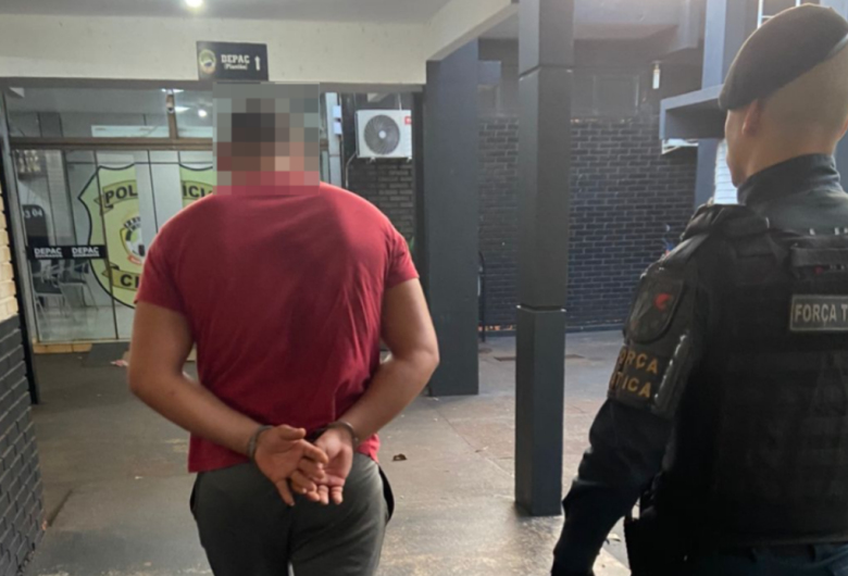 O suspeito chegou e admitiu que havia drogas guardadas em um pote branco na estante da sala. - Crédito: Osvaldo Duarte/Dourados News