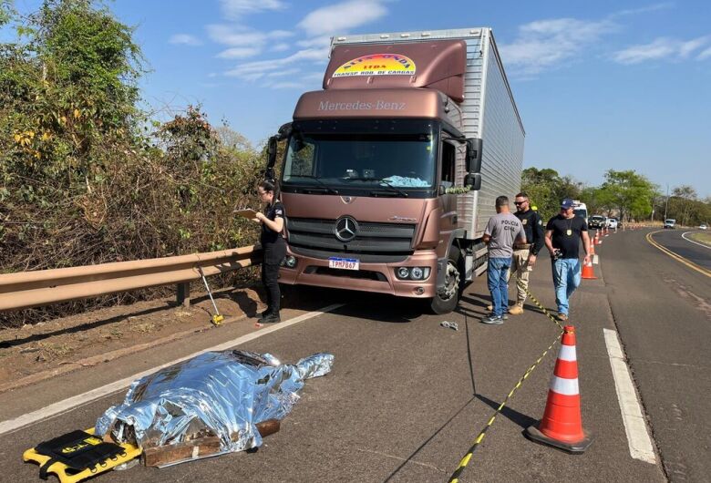 O caminhão atingiu o guard-rail e percorreu cerca de 54 metros - Crédito: Sidney Assis/Campo Grande News
