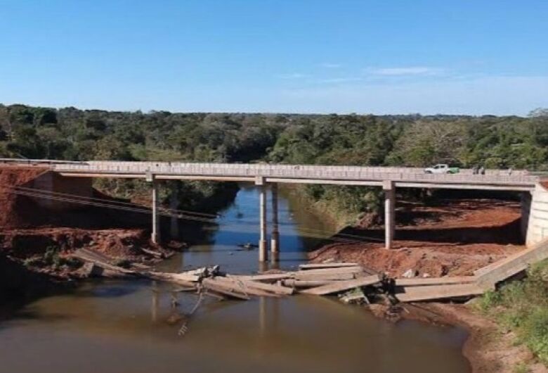 Entulhos da antiga ponte sobre o Rio Santo Antônio, na MS-382 - Crédito: Divulgação
