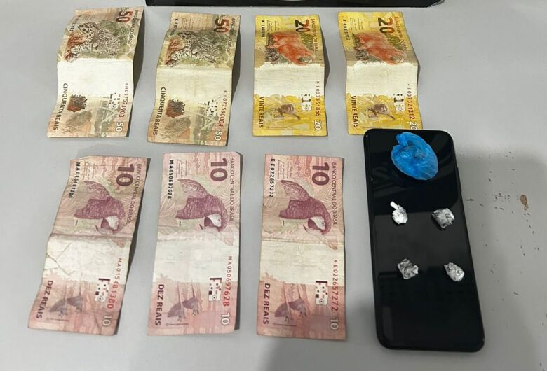 Porções de maconha e crack prontas para venda, além de dinheiro - Crédito: Divulgação/PCMS
