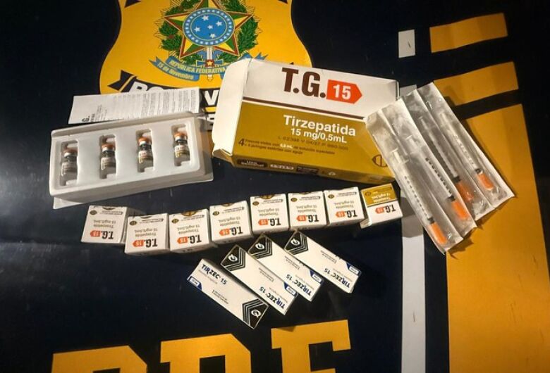 Foram encontrados 42 celulares e 40 ampolas de medicamentos - Crédito: Divulgação/PRF