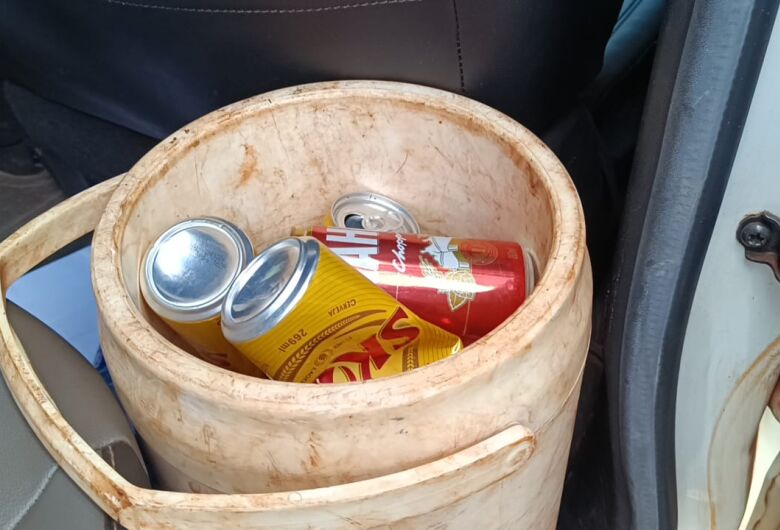 Latas de cervejas encontradas na carreta - Crédito: Dourados News