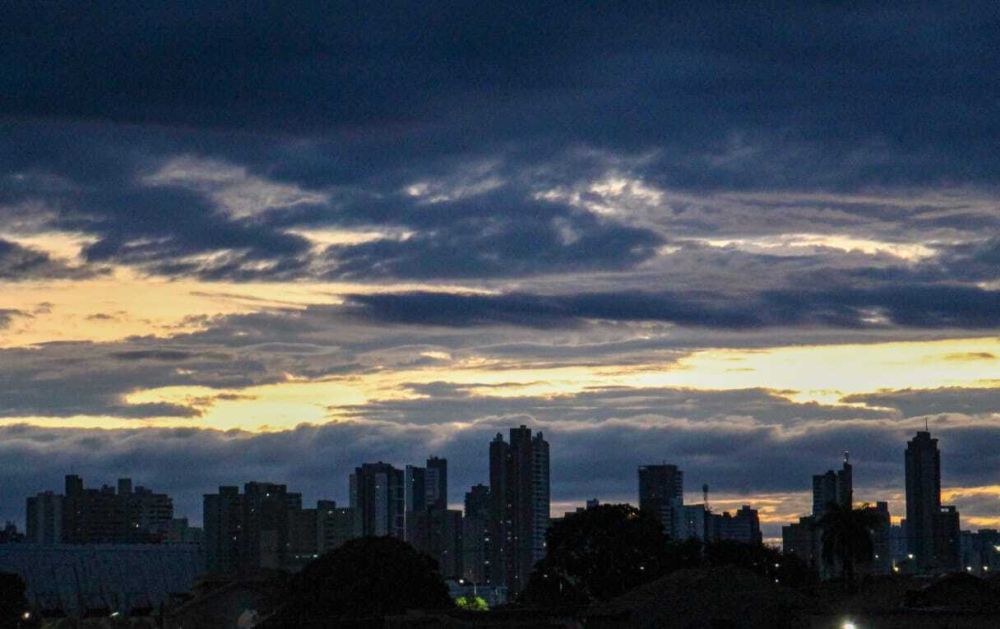 Céu da Capital com muitas nuvens nesta manhã (Foto: Juliano Almeida)
