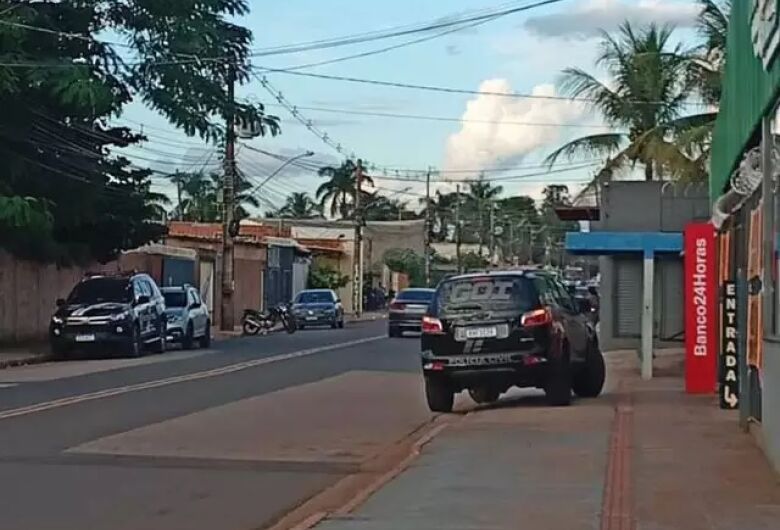 Viatura do Grupo de Operações e Investigações em frente ao mercado - Crédito: Campo Grande News